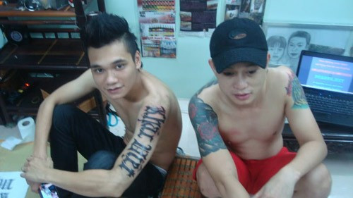 Trước đây, cũng trên cánh tay này, Khắc Việt đã xăm tên mình. Đó là thời điểm nam ca sĩ bắt đầu nổi tiếng. Tuy nhiên, vào cuối năm 2013, anh quyết định thay đổi hình xăm.