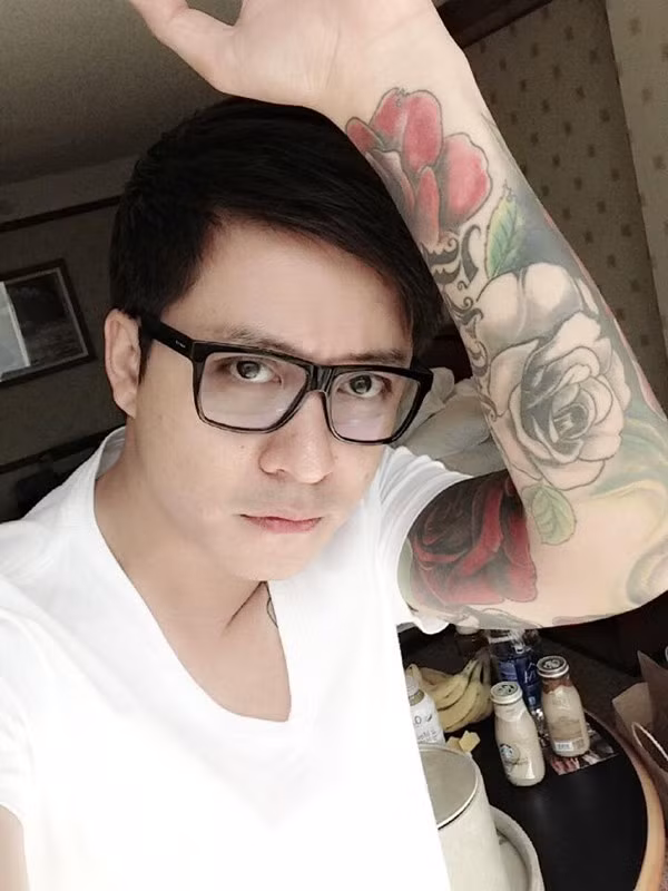 Trước đó, anh xăm hình hoa hồng trải dài toàn bộ cánh tay trái. Nói về hình xăm này, Tuấn Hưng giải thích: “Đây là món quà tôi dành tặng mẹ sau hơn 10 năm xa nhà. Hơn thế, mẹ tôi cũng tên là Hồng nên đây là cách để tôi tri ân mẹ”.