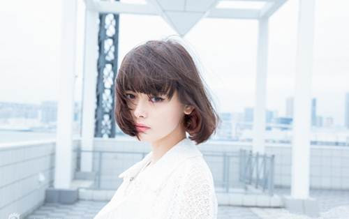 Vẻ đẹp trong sáng, thánh thiện của cô được giới truyền thông và các fan ưu ái dành cho cô biệt danh "Audrey Hepburn phiên bản Nhật".