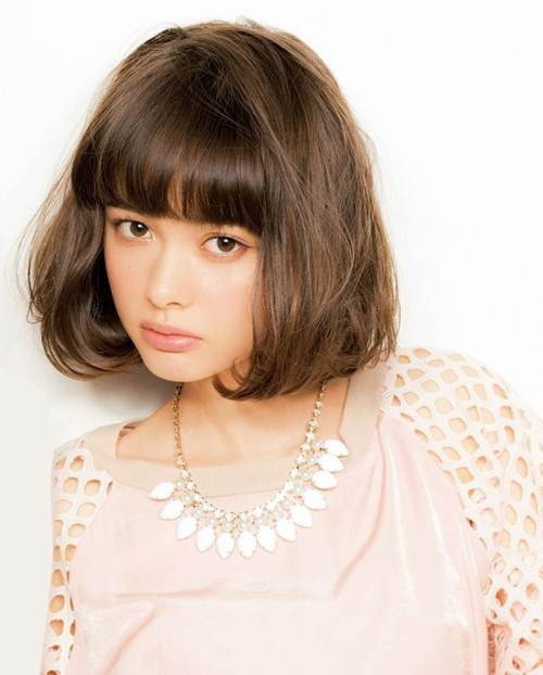 Mang những nét đẹp kết hợp giữa Á - Âu, Tina Tamaki vừa có nét dịu dàng, thanh tú của phụ nữ châu Á, vừa có những nét sắc sảo, hiện đại và đầy cá tính của người con gái phương Tây.