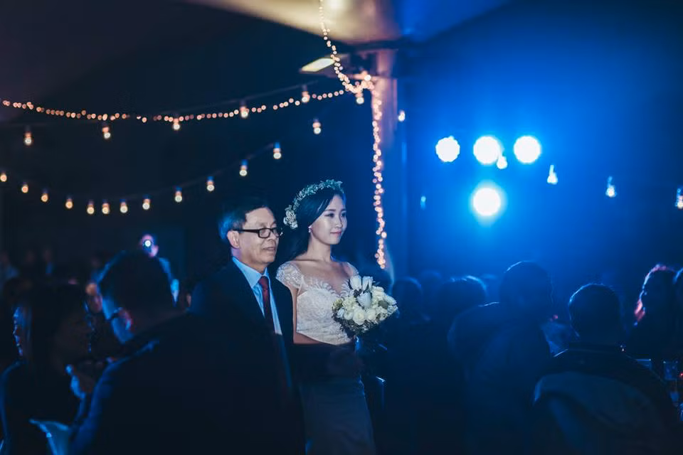 Với sự trợ giúp của những người bạn đều là nhiếp ảnh gia, chuyên viên thiết kế... La Zung và Fosha đã có được những bức ảnh cưới tuyệt đẹp khiến dân mạng "xem là muốn cưới". Trong ảnh là cảnh cô dâu Fosha được bố dẫn tới lễ đường, nơi chú rể La Zung đang chờ sẵn.