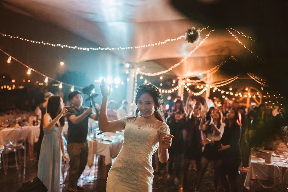 Cô dâu Fosha Zyong thích thú tung hoa cưới cho bạn bè. Khoảnh khắc tuyệt đẹp được các nhiếp ảnh gia ghi lại chân thực với màu sắc ấn tượng.