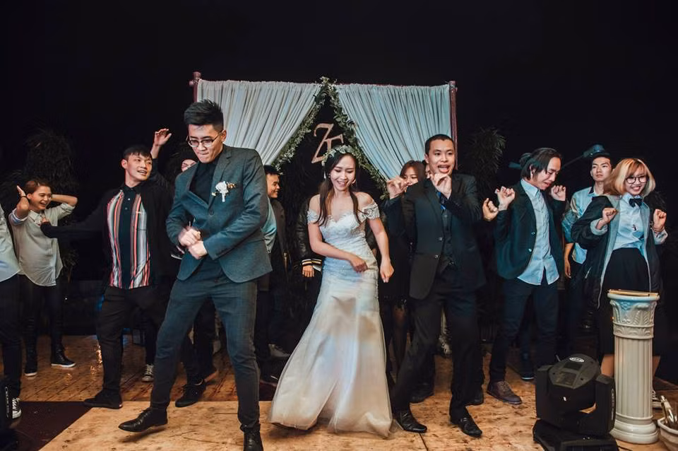 Để có được lễ thành hôn tuyệt vời này, cô dâu chú rể ngoài vận dụng chuyên môn, họ cũng phải cần đến rất nhiều sự giúp đỡ từ bạn bè, đồng nghiệp.