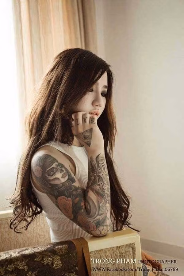 Ấn tượng với những hình xăm cỡ khủng trên cơ thể Tuyết Nhi, nhưng ít ai biết đây lại là những dấu vết liên quan đến những chuyện không vui trong chuyện tình cảm và cuộc sống từng xảy ra với Tuyết Nhi.