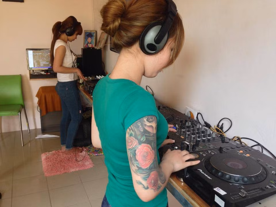Hiện tại Tuyết Nhi đang học tập để trở thành một DJ. Ước mơ của Tuyết Nhi là được xuất hiện trước khán giả trong vai trò một DJ chuyên nghiệp, đem lại và duy trì không khí sôi động cho các cuộc vui của giới trẻ.