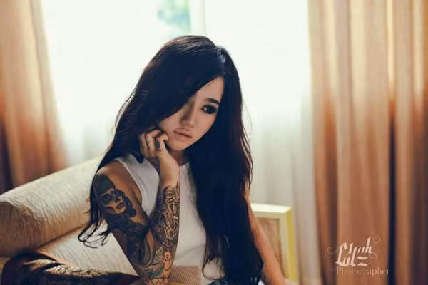 Nguyễn Tuyết Nhi, cô gái sinh năm 1992 quê Vĩnh Long từng được ít nhiều bạn trẻ biết đến như một 9X sở hữu nhiều hình xăm khủng trên cơ thể cùng cá tính rất thú vị.