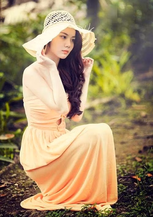 Cô gái trẻ đã nhiều lần khẳng định vẻ đẹp của cô là hoàn toàn tự nhiên, nhưng vẫn luôn có nhiều tin nhắn, bình luận kết tội cô nói dối. Điều này khiến cô nàng từng tốt nghiệp ĐH Kinh tế có lúc rơi vào trạng thái trầm cảm.