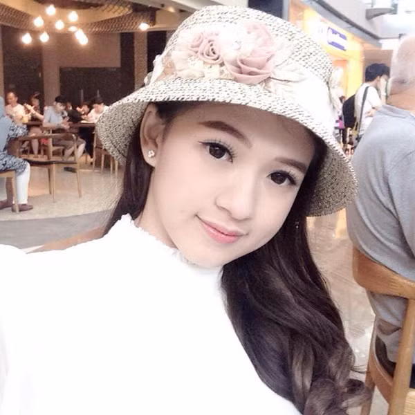 Là sinh viên của mộ trường nghệ thuật ở Hà Nội, Thục Anh có cách trang điểm, làm đẹp khiến khuôn mặt xinh xắn, tươi sáng như búp bê. Cộng thêm việc tinh ý lựa chọn mỹ phẩm, cô nàng đủ khiến nhiều người ghen tị với mình.