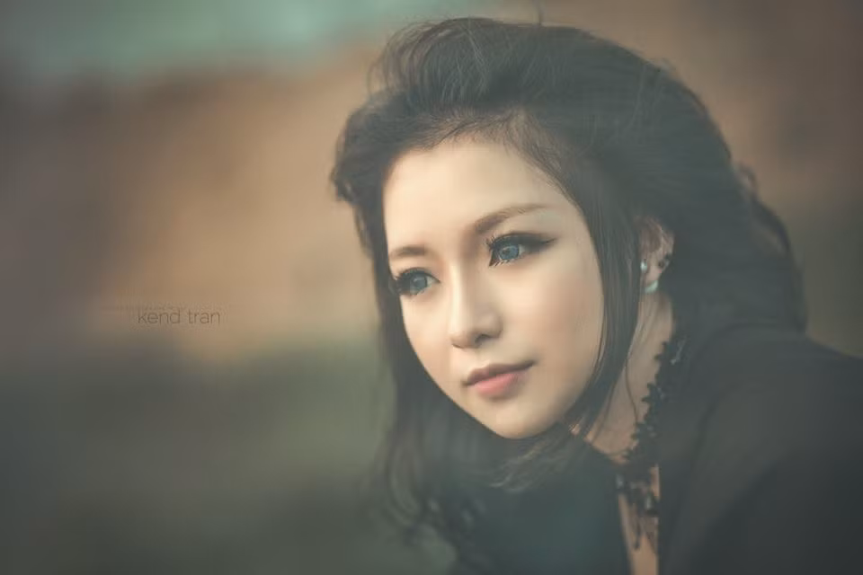 Cao Lê Việt Hương, sinh năm 1992, chuyên viên make-up quê Hậu Giang là nhân vật mới đây gây xôn xao mạng xã hội Việt bởi nhan sắc, khuôn mặt bị cho là giống như đã từng phẫu thuật thẩm mỹ.