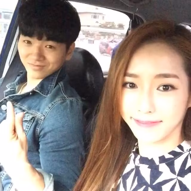 Tuy nhiên, thông tin Kang Hyun Kyung đã có người yêu khiến không ít chàng trai muốn làm quen cô nàng cảm thấy "đắng lòng".