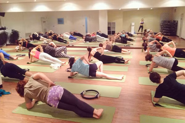 Quang cảnh trong lớp học của Kang Hyun Kyung, nơi cô vừa là giáo viên, vừa là "lớp trưởng", luôn mang đến cho các thành viên trong lớp những bài tập hiệu quả, những kinh nghiệm cải thiện vóc dáng.