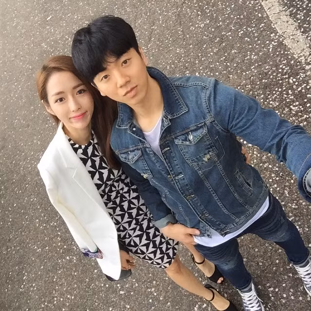 Được biết Kang Hyun Kung đã gắn bó với người yêu được 8 năm. Họ thường xuyên xuất hiện bên nhau, cùng đi du lịch và tỏ ra là một cặp rất xứng đôi.