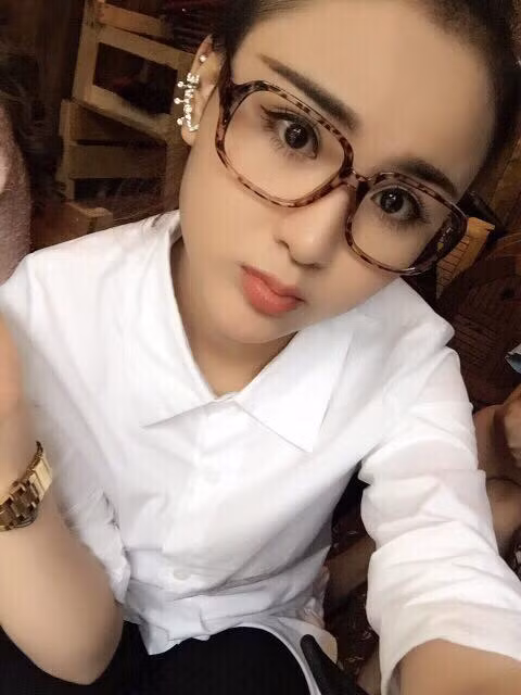 Tỏ ra chững chạc trên con đường nghệ thuật, định hướng âm nhạc cũng già dặn hơn tuổi... nhưng ngoài đời, Thanh Huyền vẫn luôn giữ hình ảnh bản thân là một cô gái trẻ trung, xì-teen đúng với độ tuổi của mình. Cô bạn có không ít bức ảnh "tự sướng" đáng yêu, khoe nhan sắc xinh đẹp được ví như hot girl.