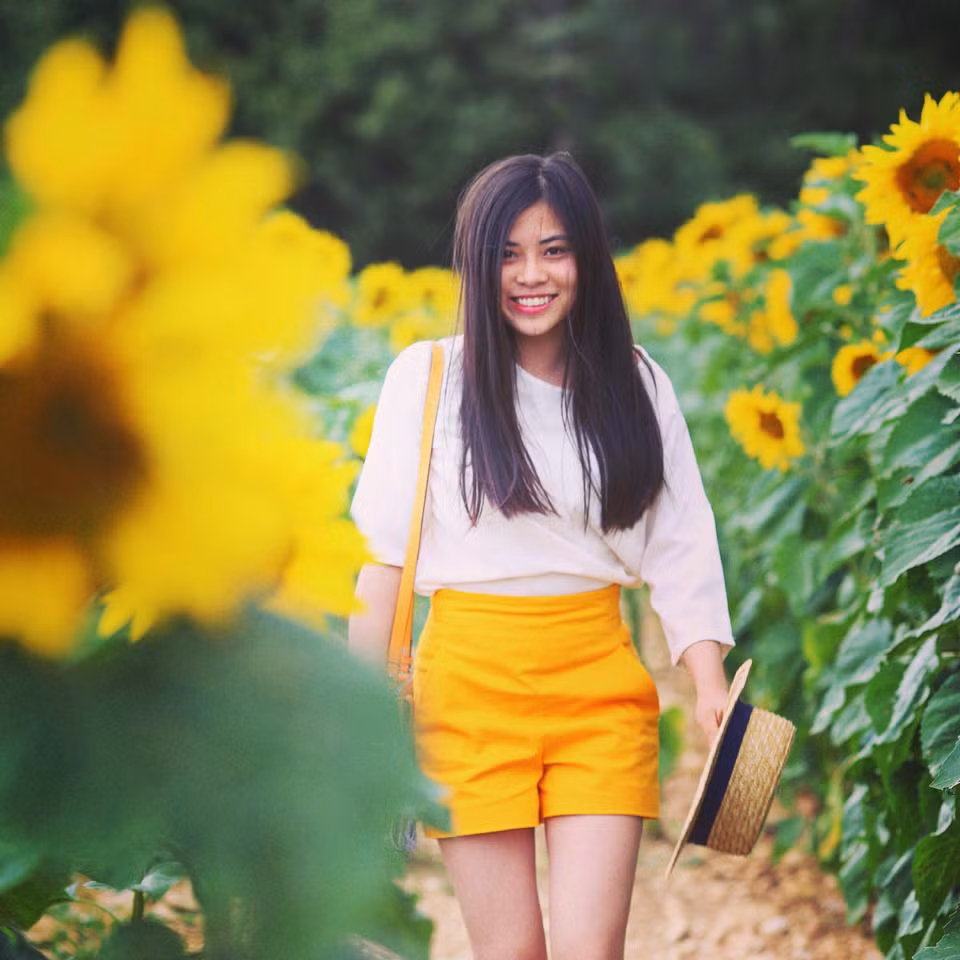 Với vẻ đẹp, sức hấp dẫn tự nhiên và sự năng động của mình, năm 2012 Túc Ngân giành danh hiệu Hoa khôi sinh viên Việt Nam tại thành phố Nice, Pháp. Đồng thời, Túc Ngân còn đảm nhận vai trò MC của nhiều chương trình sinh viên tại Pháp và Việt Nam.