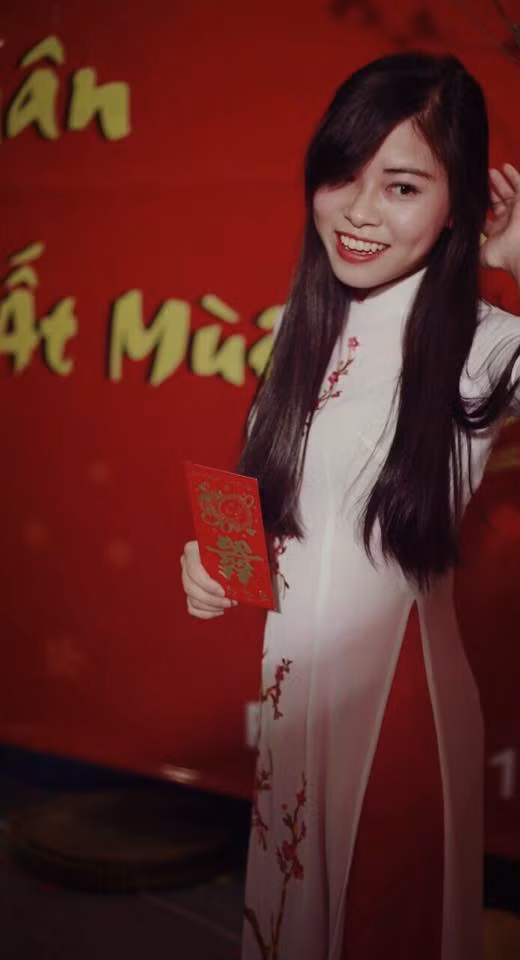 Túc Ngân từng làm thêm rất nhiều nghề như gia sư, trông trẻ, người mẫu ảnh, bồi bàn, nhân viên siêu thị...