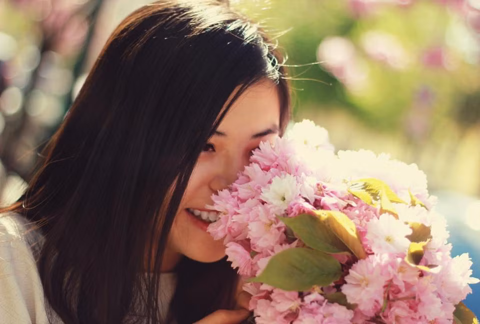 Với đôi mắt sáng, nước da vàng đặc trưng của người Á Đông cùng những đường nét rất gợi cảm trên khuôn mặt, cộng thêm với dáng người chuẩn, Túc Ngân đã được chọn là hoa khôi sinh viên Việt Nam tại Pháp.