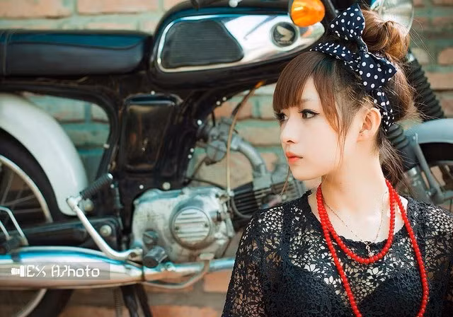 Phong trào làm đẹp, phẫu thuật thẩm mỹ đang trở nên rất phổ biến trong giới trẻ Việt Nam, chính điều này khiến một cô gái có khuôn mặt mang nhiều nét Tây, chuẩn mực như Việt Hương bị nghi ngờ đã từng phẫu thuật thẩm mỹ.