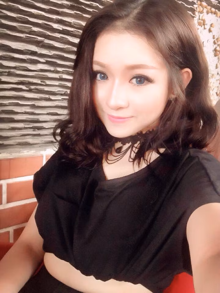 Từ đôi mắt, sống mũi, khóe môi, miệng của Việt Hương đều đẹp gần như hoàn hảo, điều này khiến một số dân mạng "choáng ngợp" và mặc định trong suy nghĩ rằng cô nàng này chắc chắn đã làm phẫu thuật thẩm mỹ.