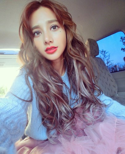 Shu Wen vốn là một hot girl Trung Quốc luôn được nhiều nhiếp ảnh gia săn đón nhờ thân hình cân đối, dáng người cao và khuôn mặt rất ăn hình. Cô gái trẻ nổi tiếng với hình tượng giống một nàng công chúa, búp bê rất điệu đà, quyến rũ.