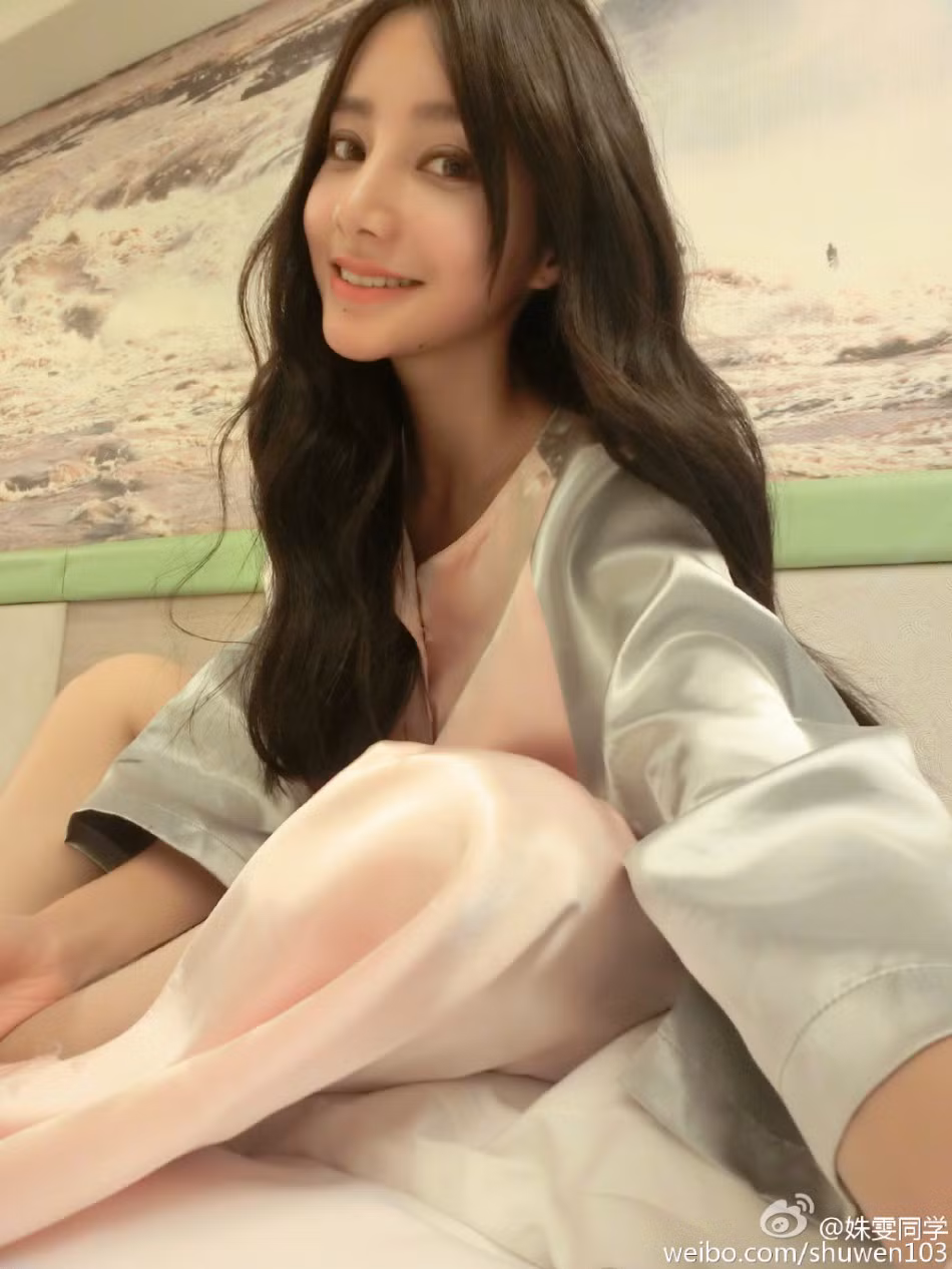 Đoán biết nàng hot girl cằm nhọn đang thực hiện một số dự án hình ảnh cho công ty. Kiểu tạo hình quần áo thì quê mùa, sến sẩm, nhưng khuôn mặt thì vẫn bự phấn son của Shu Wen vẫn khiến cô bị chê bai là kệch cỡm.