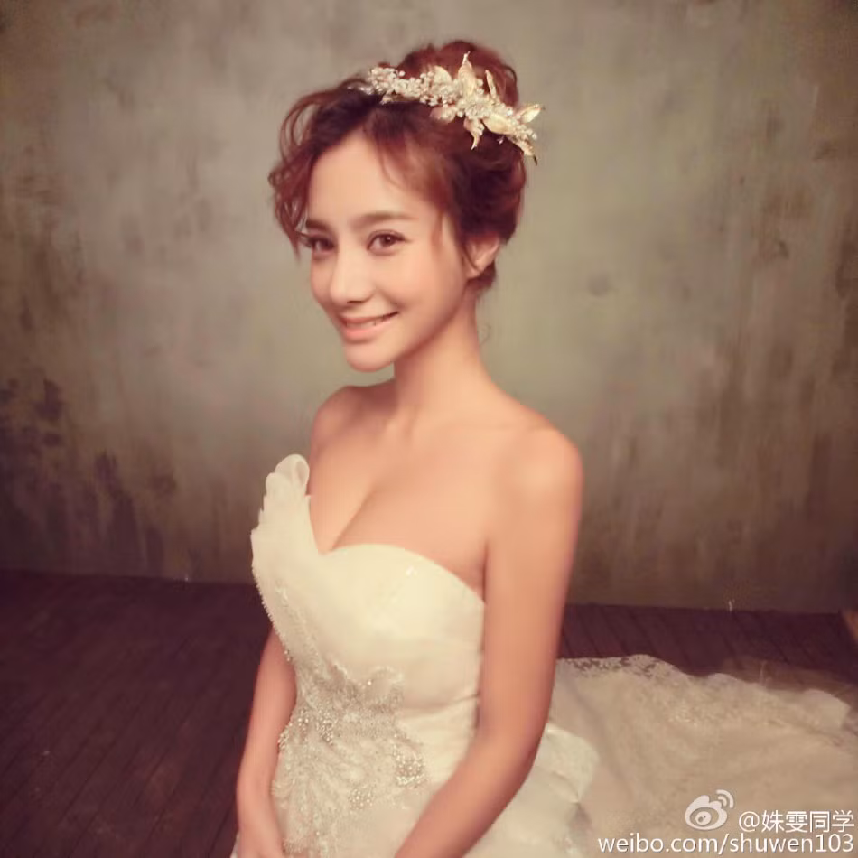 Luôn sử dụng nhiều mỹ phẩm, các loại lens để khuôn mặt, đôi mắt trông hấp dẫn hơn, cộng với việc sửa cằm nên nhìn Shu Wen trong một vài bức ảnh gần đây khá giống búp bê nhựa. Chiếc cằm của Shu Wen càng ngày càng nhọn, dù nhìn nghiêng hay nhìn thẳng thì nó vẫn là một điểm đặc biệt gây chú ý trên khuôn mặt của hot girl xinh đẹp này.