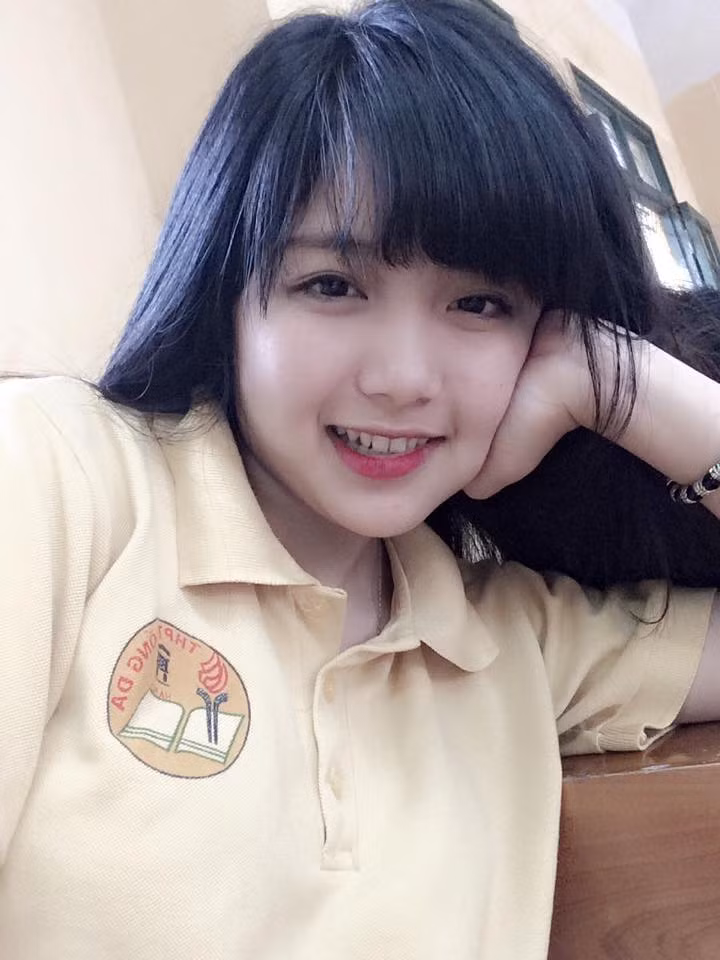 Bắt đầu làm mẫu ảnh từ đầu năm lớp 12 và rất thích công việc này, nên dù bận bịu với việc ôn tập, chuẩn bị cho kỳ thi tốt nghiệp, đại học... Mai Trang vẫn cố gắng thu xếp thời gian để tìm đến nhiếp ảnh.