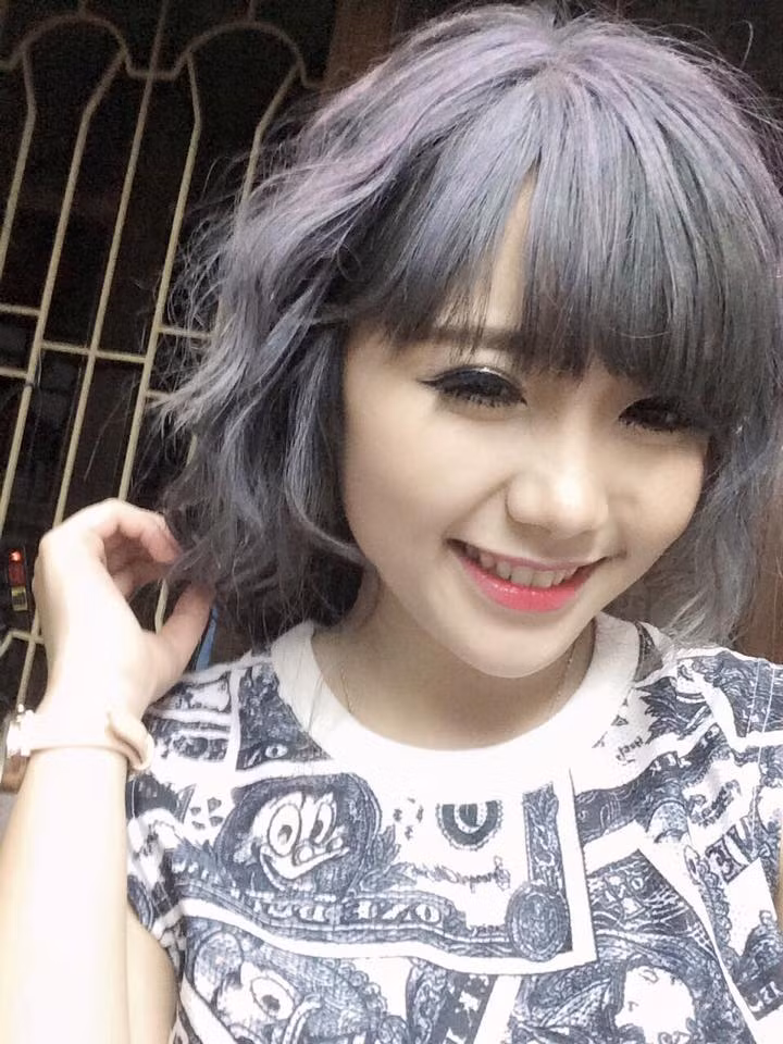 Nhưng thỉnh thoảng, cô bạn xinh xắn cũng mang đến nhiều nét phá cách, nghịch ngợm bằng cách đổi kiểu tóc, lựa chọn trang phục ngầu hơn.