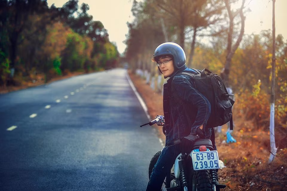 Đam mê nghệ thuật từ nhỏ, lớn lên thi đỗ vào trường Đại học Công nghiệp TP HCM và bắt đầu làm công việc nhiếp ảnh từ những năm đầu học tập tại đây.