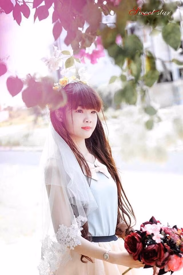 Yêu thích, đam mê âm nhạc từ nhỏ, coi âm nhạc là món ăn tinh thần không thể thiếu trong cuộc sống thường ngày... Bé Vi bén duyên với nghề DJ từ những năm học cấp ba và quyết định sẽ gắn bó với nó lâu dài.