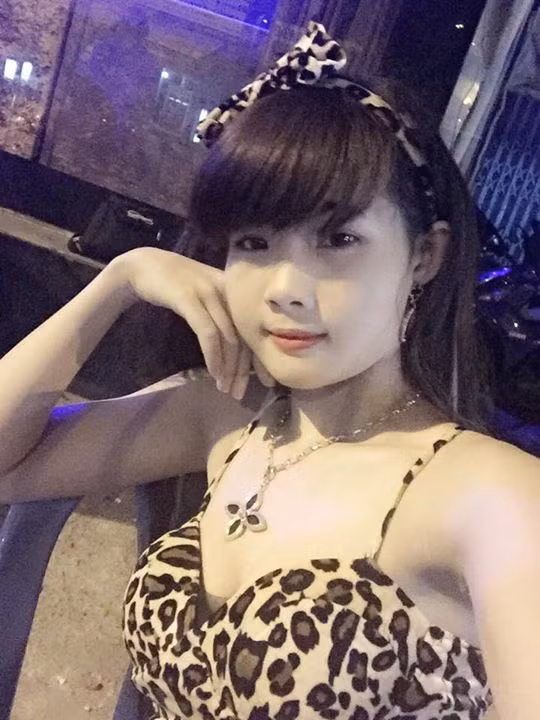 Năm nay 20 tuổi, nhưng Bé Vi lại sở hữu khuôn mặt bầu bĩnh, ngây thơ được so sánh với học sinh cấp hai. Điều này càng rõ rệt hơn nữa khi Bé Vi để mặt mộc, bỏ bớt những phần cố ý trang điểm đậm để trông trưởng thành, quyến rũ hơn.