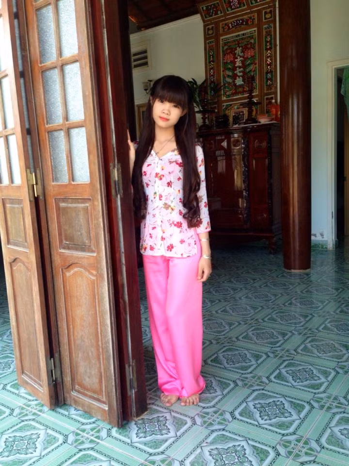 Quê Bến Tre nên thỉnh thoảng Bé Vi cũng cho bạn bè thấy được nét đẹp của một cô gái miền Tây, đẹp thùy mị, đoan trang trong trang phục bình dân.