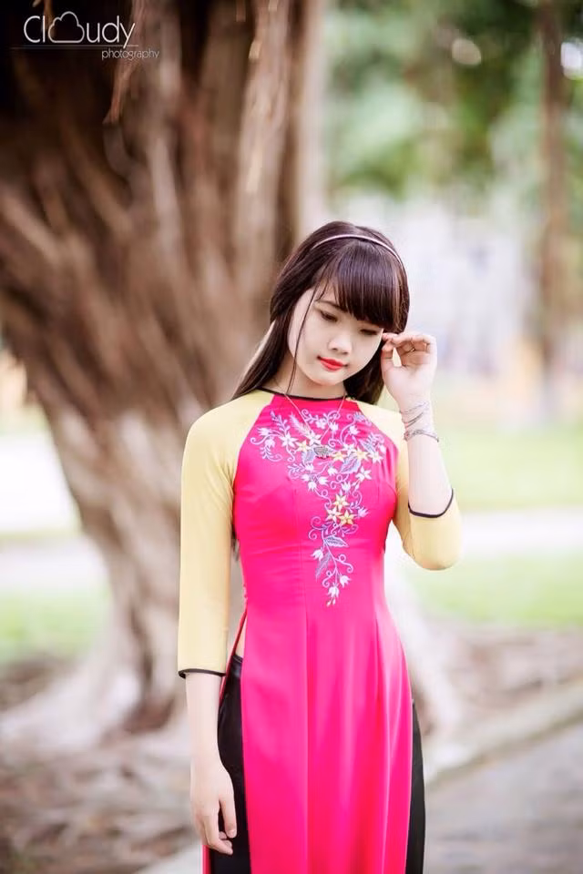 Luôn gợi cảm, sexy khi đứng bên bàn mix nhưng nữ DJ có khuôn mặt trẻ thơ Bé Vi thỉnh thoảng cũng khiến bạn bè ngỡ ngàng với những hình ảnh đoan trang, khoe nét đẹp nhẹ nhàng theo phong cách truyền thống.