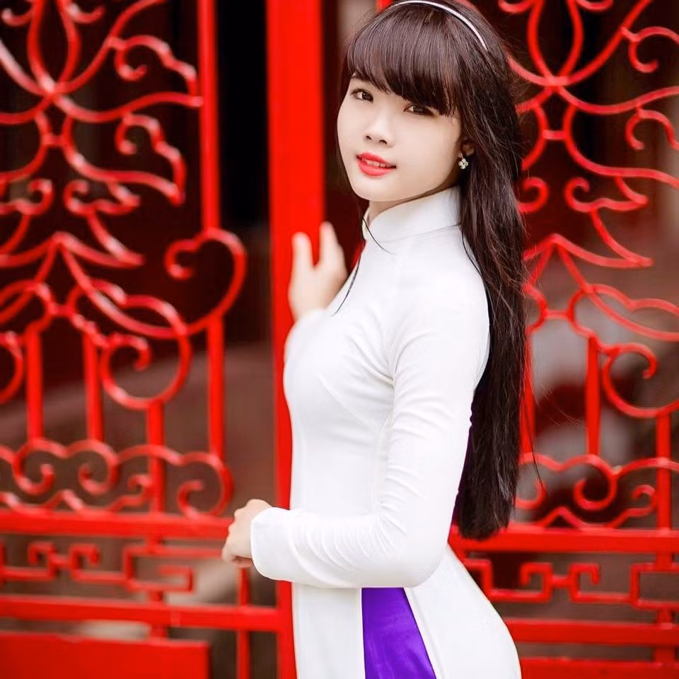 Thường xuyên mặc váy ngắn, áo hai dây đi diễn, nhưng Bé Vi từng thổ lộ rằng cô bạn cũng rất yêu tài áo dài và luôn ao ước được thấy mình thật đẹp trong trang phục truyền thống này.