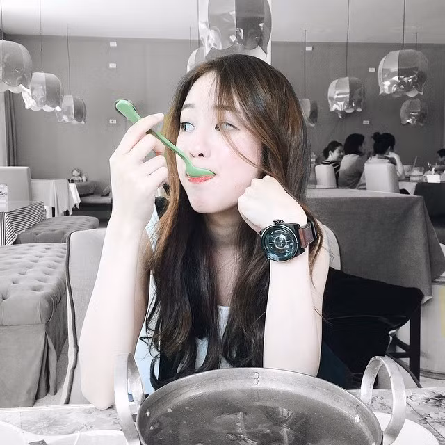 "Vũ khí" giúp Pimtha "cưa đổ" hàng trăm nghìn hay cả triệu fan chính là những bức ảnh chụp lúc cô đang ăn uống. Những điệu bộ, hành động rất tự nhiên của Pimtha lúc ăn uống khiến người xem ảnh rất thích thú.