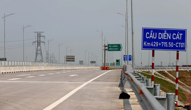 Thông xe cao tốc Bắc Nam đoạn Diễn Châu - Bãi Vọt Thong xe cao toc Bac Nam doan Dien Chau - Bai Vot