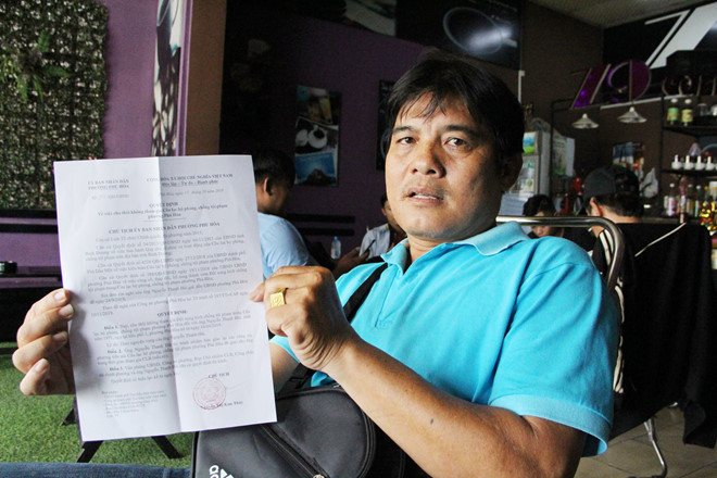 "Hiệp sĩ đường phố" bị đòi lại xe khi rời CLB Phòng chống tội phạm - Hình 2 'Hiệp sĩ đường phố' Nguyễn Thanh Hải nhận quyết định ra khỏi CLB Phòng chống tội phạm. Ảnh: Thanh niên.