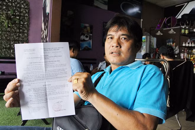 "Hiệp sĩ đường phố" bị đòi lại xe khi rời CLB Phòng chống tội phạm - Hình 2 'Hiệp sĩ đường phố' Nguyễn Thanh Hải nhận quyết định ra khỏi CLB Phòng chống tội phạm. Ảnh: Thanh niên.