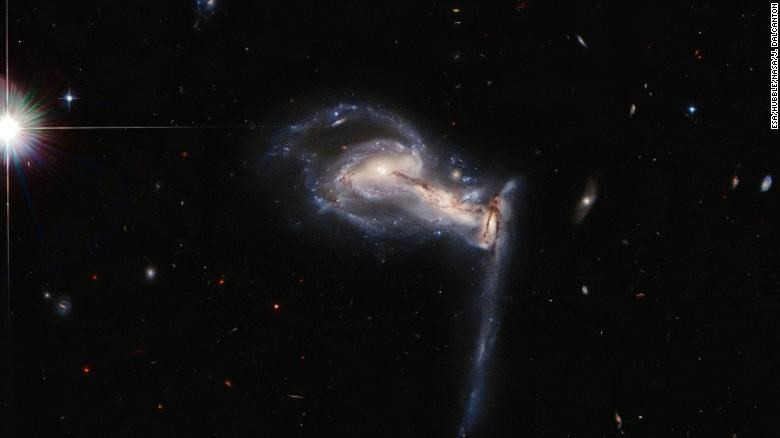 Kính viễn vọng không gian Hubble đã quan sát thấy một bộ ba thiên hà đang vướng vào trong một cuộc giằng co hấp dẫn trong chòm sao Lynx, cách Trái đất khoảng 747 triệu năm ánh sáng.