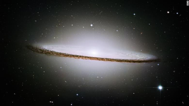 Thiên hà Sombrero, cách Trái Đất khoảng 28 triệu năm ánh sáng, có hình dáng như một chiếc mũ Mexico rộng vành.