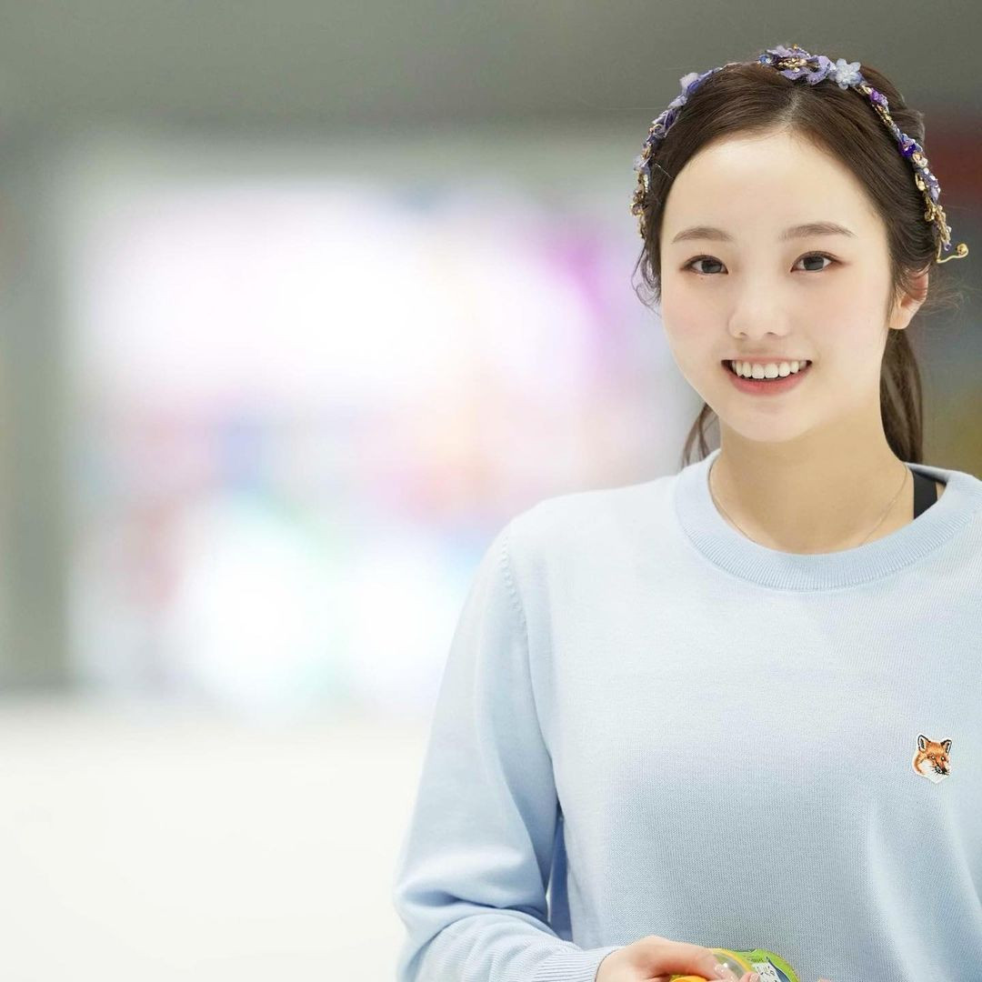 Đến năm 11 tuổi, nữ VĐV đã được truyền thông xứ sở hoa anh đào tôn vinh là người kế vị xứng đáng cho Asada Mao - cựu ngôi sao trượt băng sinh năm 1990. Kể từ đó, những lời khen có cánh liên tục được người hâm mộ dành cho "thiên thần nhí". Ảnh: Instagram NV.