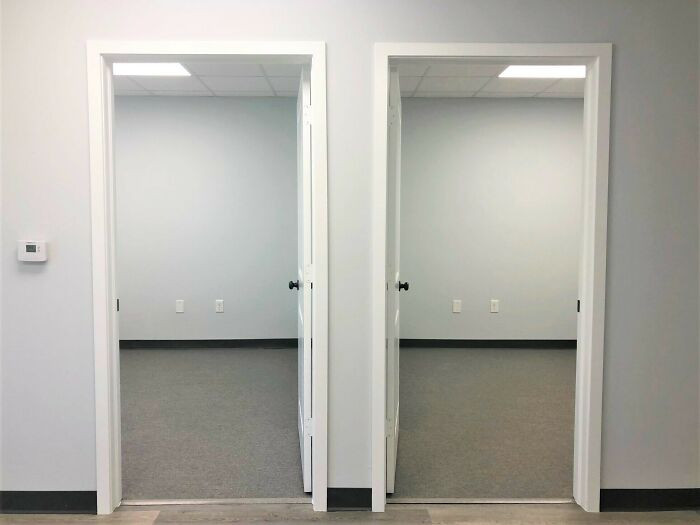 Bạn sẽ chọn bước vào cánh cửa bên nào?