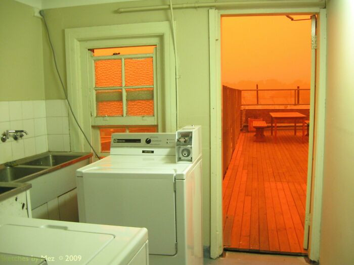 Tầm nhìn từ phòng giặt đồ ra bên ngoài cảm giác như hai thế giới hoàn toàn khác biệt.