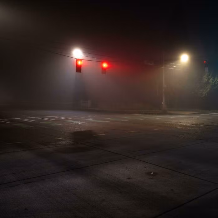 Bạn có bao giờ có cảm giác kỳ lạ khi đứng chờ đèn đỏ vào giữa đêm khuya vắng, ở một nơi xa lạ?