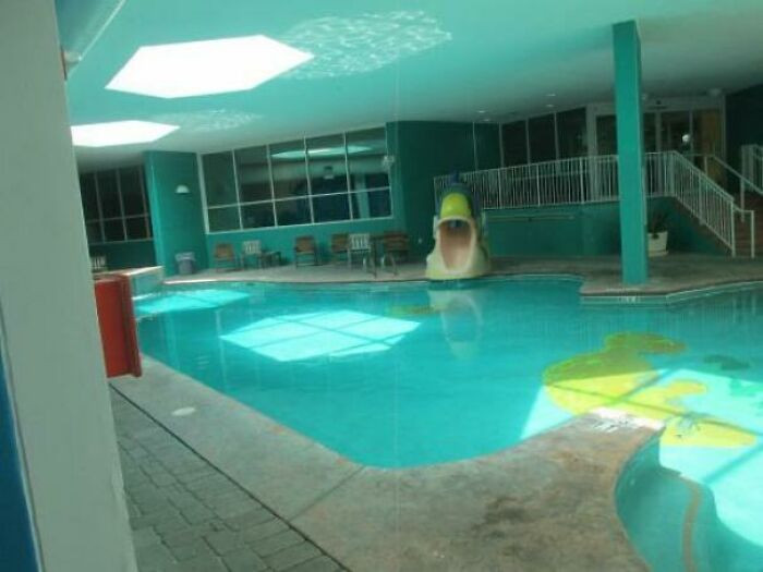 Một hồ bơi không có người mang lại nỗi ám ảnh thực sự, nhưng nó càng đáng sợ hơn nếu bạn bắt gặp đúng một người lạ mặt ở đó.