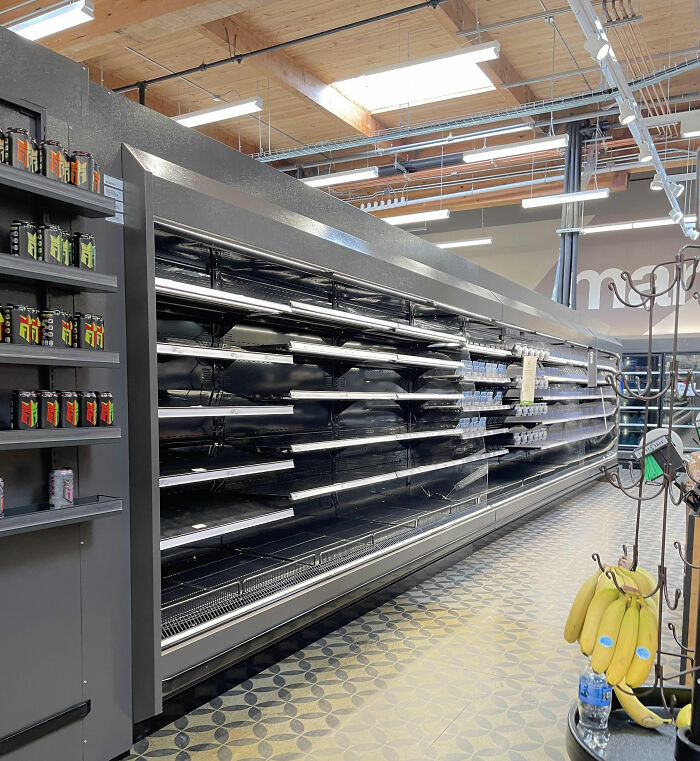 18. Một quầy bán đồ cần giữ lạnh ở Target phải dọn hết thực phẩm vì không thể giữ được.