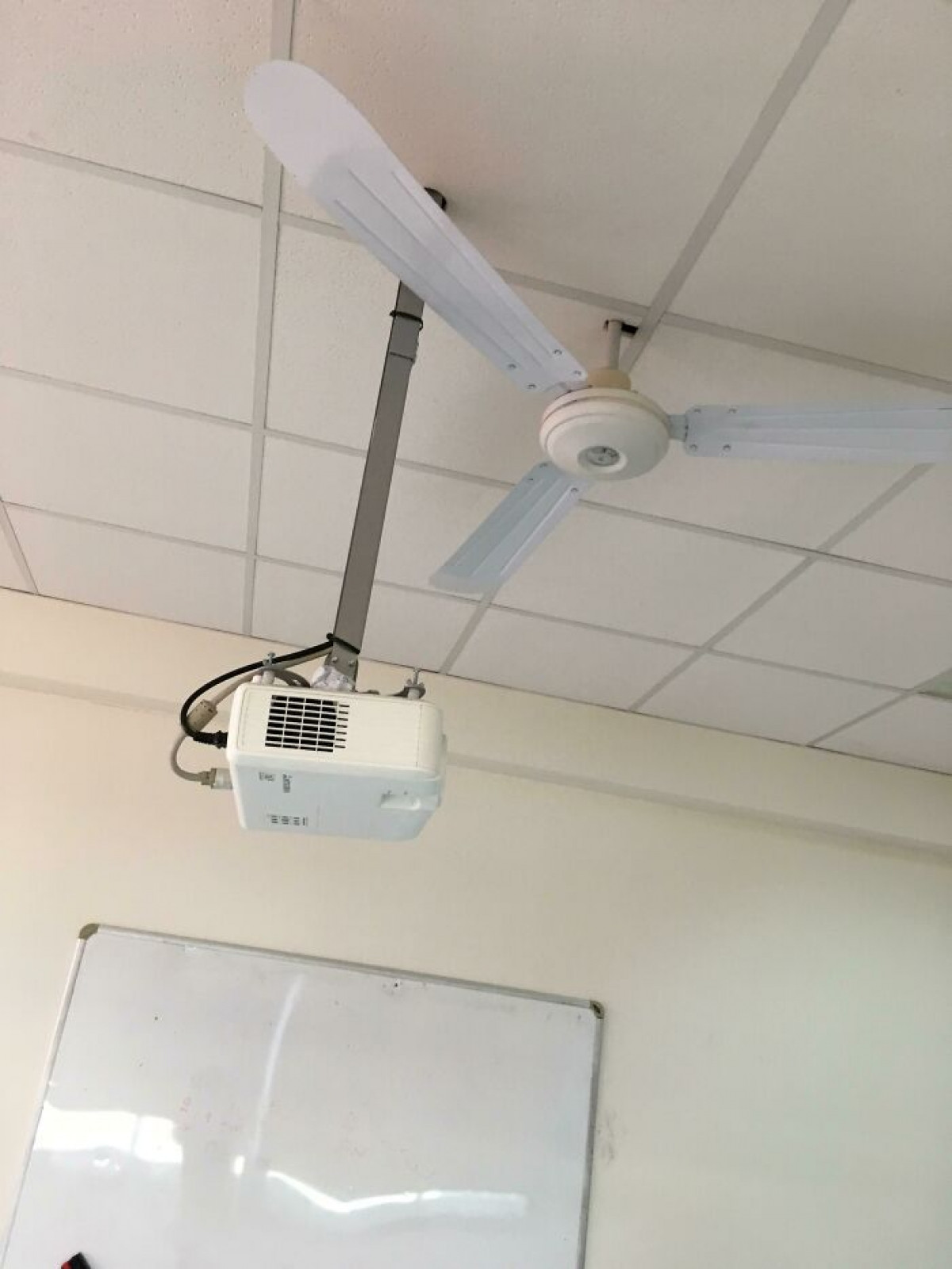 Chiếc quạt này có lẽ chỉ là vật trang trí cho máy chiếu.