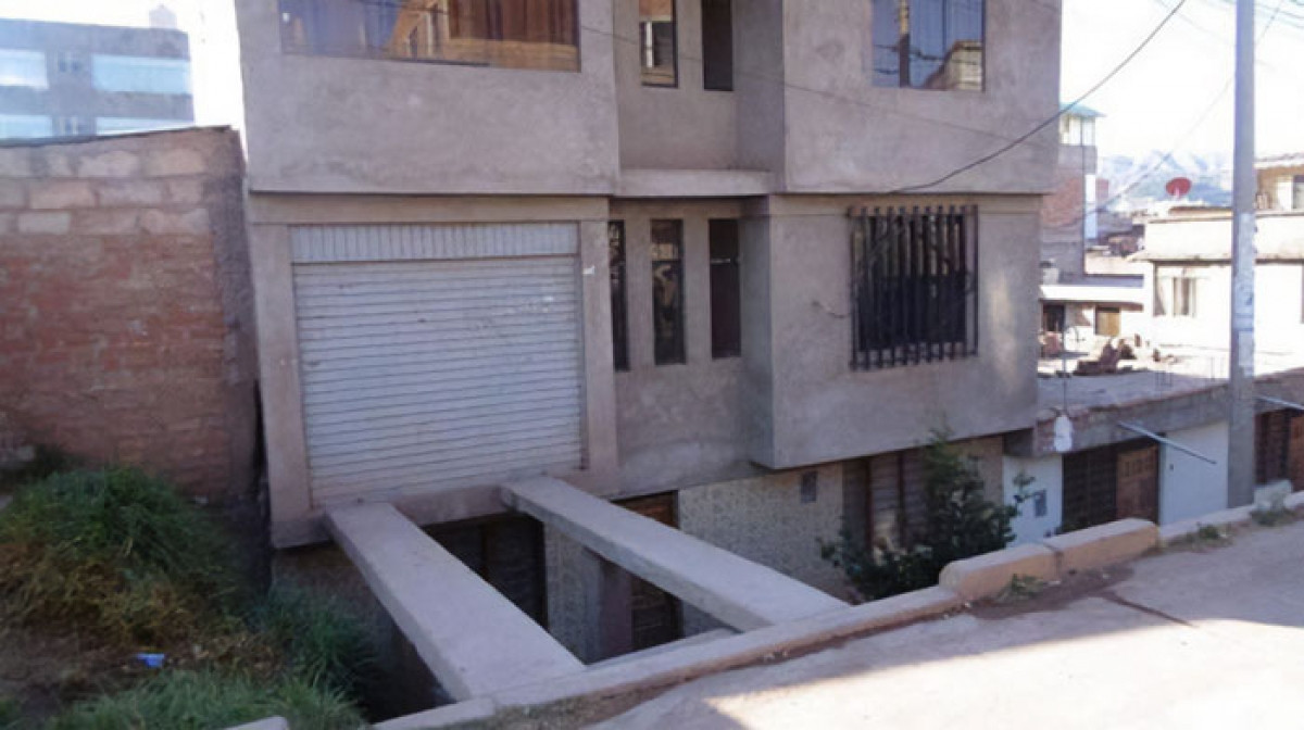 Lối vào của một ngôi nhà khá chênh vênh.