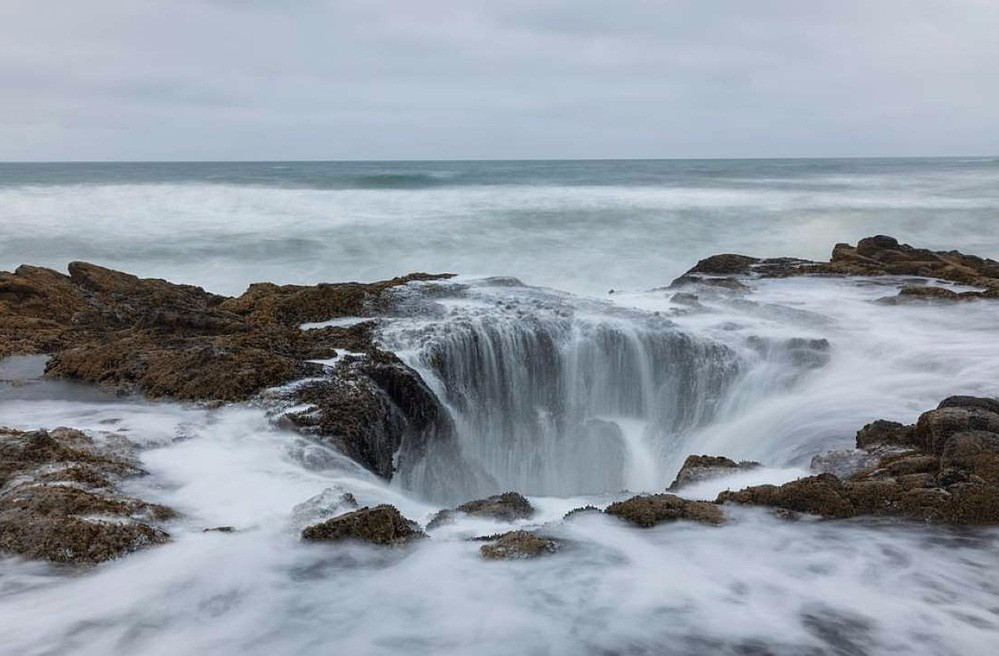Hố tử thần bên bờ biển Oregon, Mỹ: Xuất hiện như thể rút hết nước biển Thái Bình Dương vào một lỗ hổng không đáy khổng lồ. Kích thước của hố đủ để nuốt chửng một chiếc thuyền lớn. Tuy nhiên, nơi đây được cho là an toàn bởi mực nước nông và lỗ hổng sâu khoảng 6,1 m. Cảnh tượng này đã thu hút hàng trăm khách du lịch mỗi năm.