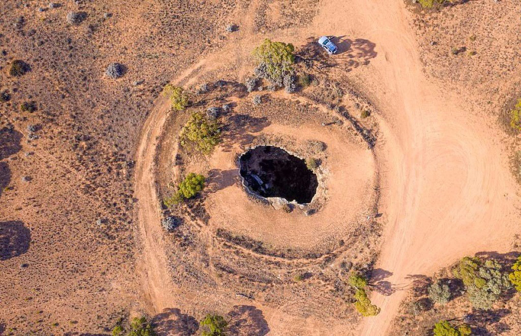 Hố sâu ở đồng bồng Tây Australia: Được hình thành sau khi một hang động đá vôi sụp đổ trên đồng bằng Nullarbor ở Tây Australia. Tới đây, du khách sẽ được khám phá mê cung rộng lớn với các đường hầm và hang động bên dưới.