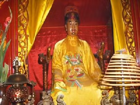 Lý Nhật Quang (?-1057) có tên huý là Lý Hoảng. Ông là hoàng tử triều Lý, đồng thời cũng là danh tướng nổi tiếng trong lịch sử. Sinh thời ông được nhân dân vùng Nghệ Tĩnh tôn làm "thánh" ngay khi còn sống.